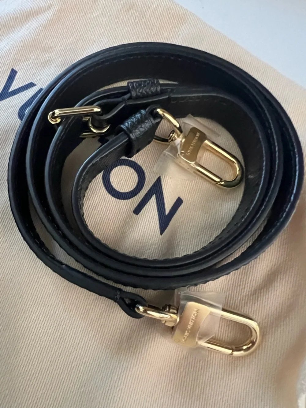 Louis Vuitton Black Onthego PM - Picture 8 of 16